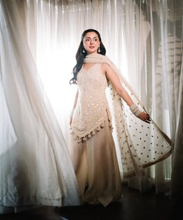 বিশ্বের শীর্ষ সুন্দরী হানিয়া আমির