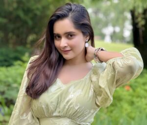 আপন ভাইয়ের সাথে ছবি দিয়ে বিপদে কেয়া পায়েল