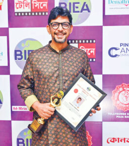 কলকাতায় পুরস্কার পেলেন চঞ্চল চৌধুরী