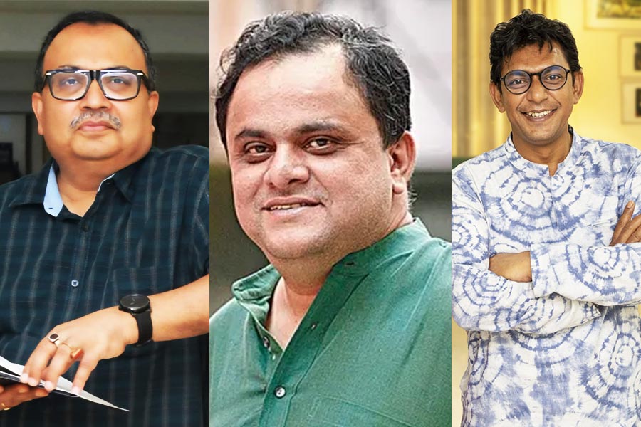 কলকাতায় পুরস্কার পেলেন চঞ্চল চৌধুরী