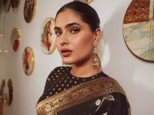 চলন্ত ট্রেন থেকে পড়ে গুরুতর আহত অভিনেত্রী কারিশমা
