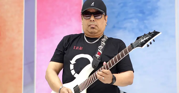 আইয়ুব বাচ্চু গিটার হাতে মঞ্চে গাইছেন – বাংলা ব্যান্ডের লিজেন্ডারি পারফরম্যান্স