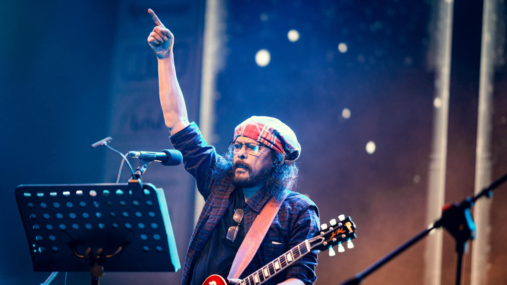 নতুন বিয়ে ও বাবা হওয়ার খবর জানালেন জেমস