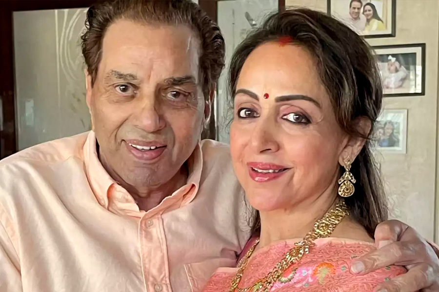 ধর্মেন্দ্রর মৃত্যুর খবর সত্যি নয় হেমা মালিনী