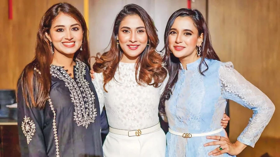 মেহজাবীন চৌধুরীর পাশে দাঁড়ালেন সহশিল্পীরা