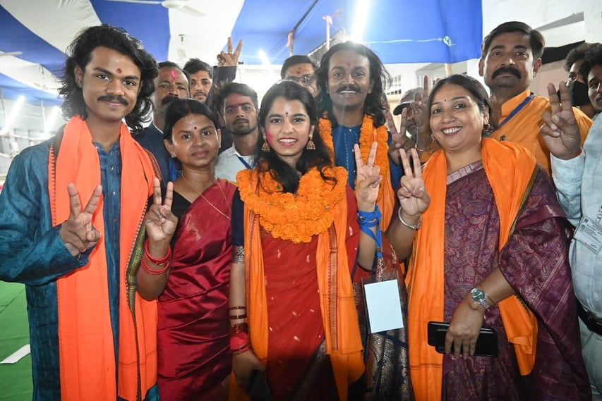 বিধায়ক নির্বাচিত হলেন সংগীতশিল্পী মৈথিলী