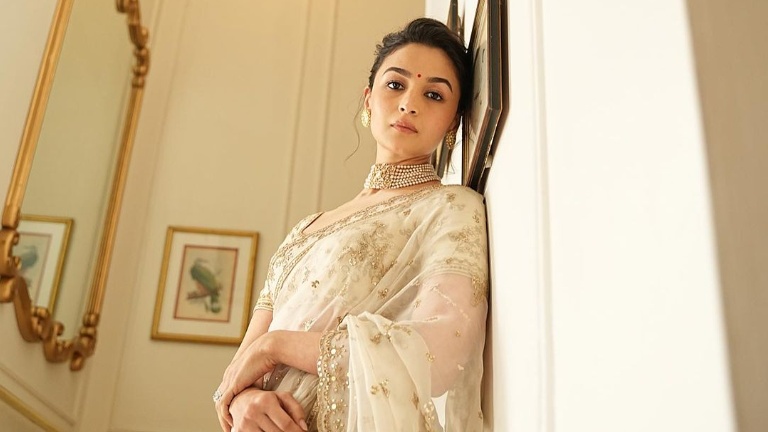 বিয়েতে নাচতে বলিউডের মহাতারকারা কে কত রুপী নেন