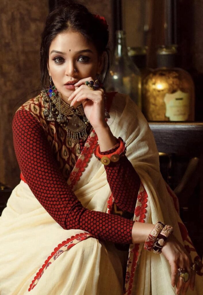 একই ফ্রেমে বর্ষণ ও শার্লিন