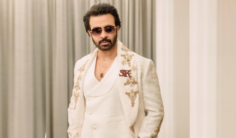 রাজকীয় লুকে শাকিব – নীরবতায় জোরালো বার্তা