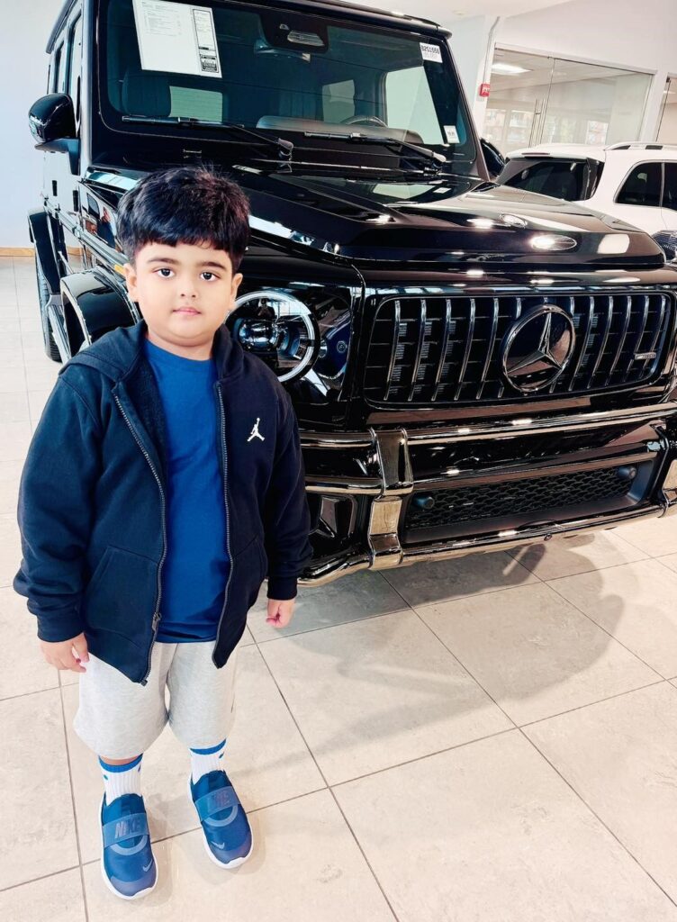 ছেলে শেহজাদকে নিয়ে গাড়ির শোরুমে বুবলী