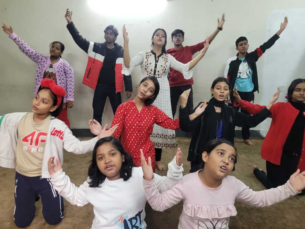 আনারসের জীবন নিয়ে ‘আনারসের ঢাকা সফর'