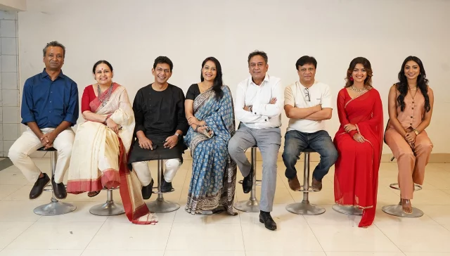 ২০০ দিন ধরে হলে চলছে