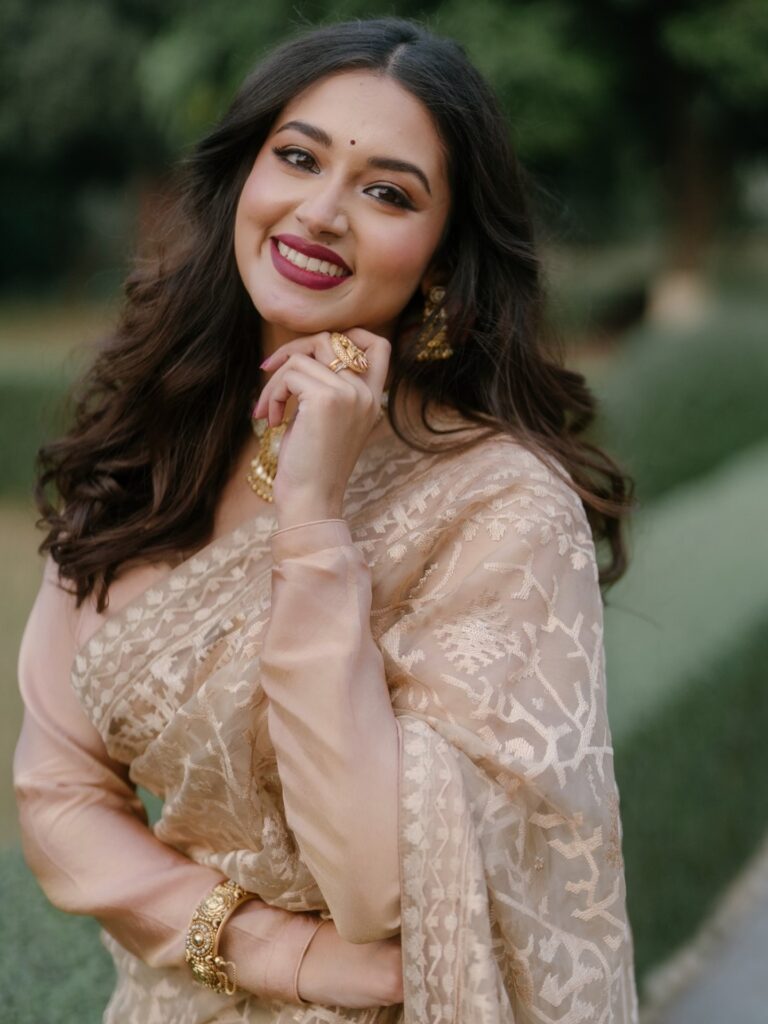 মায়ের শাড়িতে ফারিণ