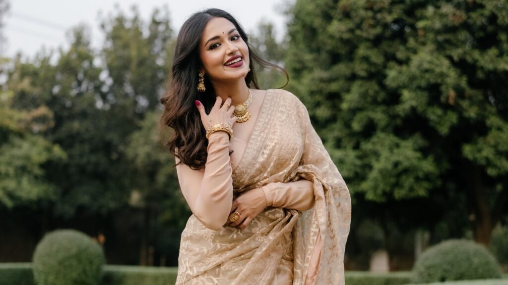 মায়ের শাড়িতে ফারিণ