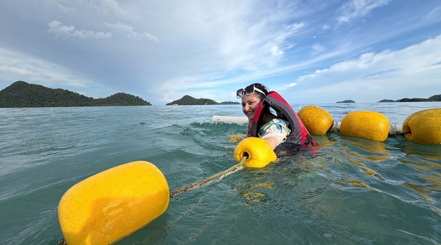 মালয়েশিয়ায় সন্তানকে নিয়ে সমুদ্রে পরীমণি
