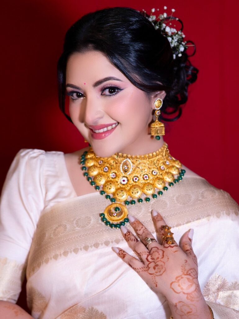 মালয়েশিয়ায় সন্তানকে নিয়ে সমুদ্রে পরীমণি