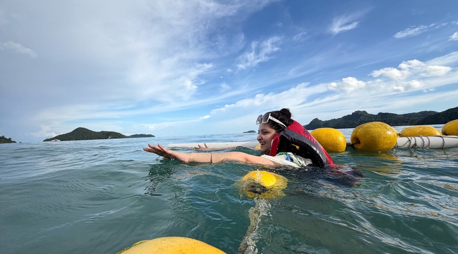 মালয়েশিয়ায় সন্তানকে নিয়ে সমুদ্রে পরীমণি