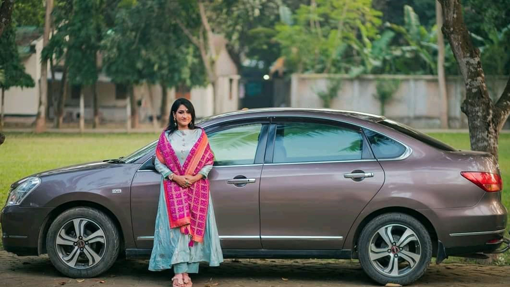 মনিরা মিঠুর গাড়িতে ধাক্কা, ছেলেকে মারধর