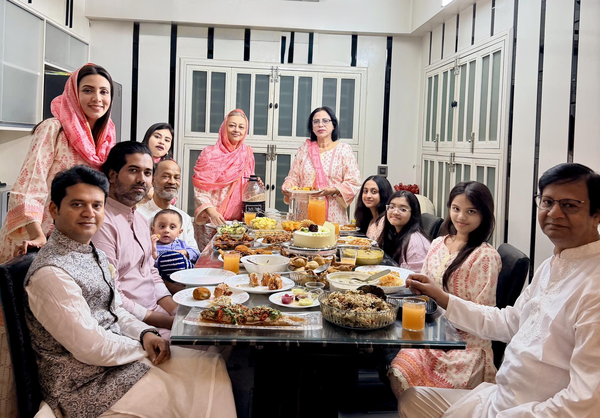 প্রথম ইফতারে পরিবারের সঙ্গে মিম