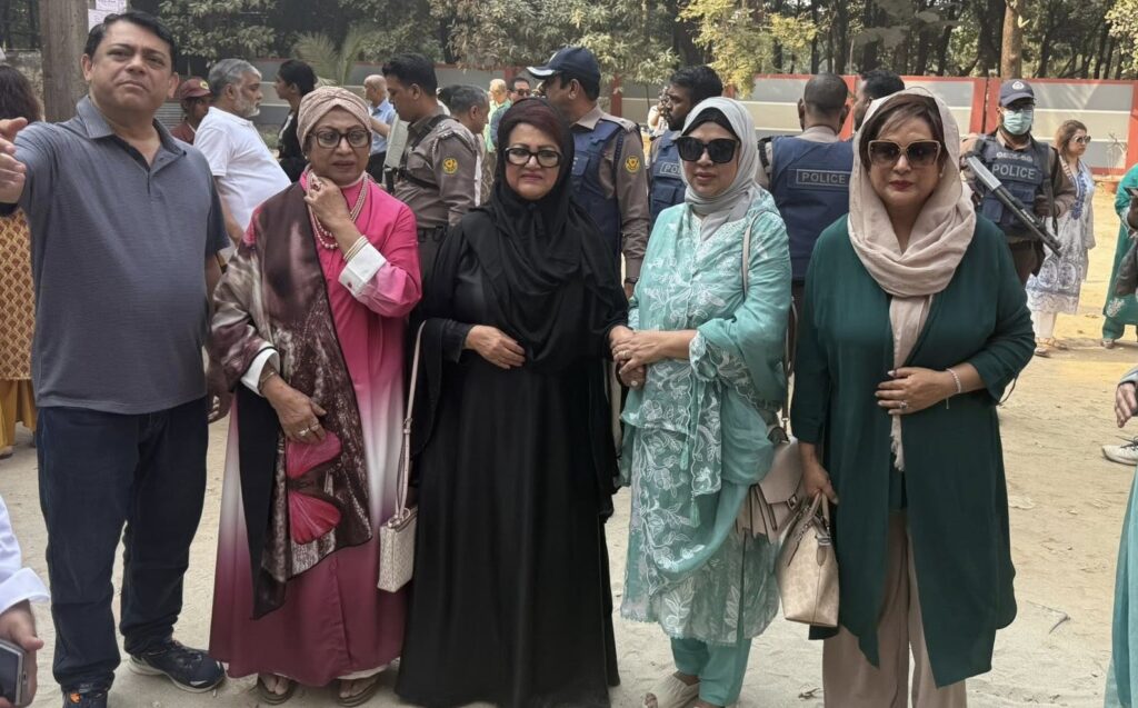 গুলশানে ভোট দিলেন সুচন্দা-ববিতা-চম্পা