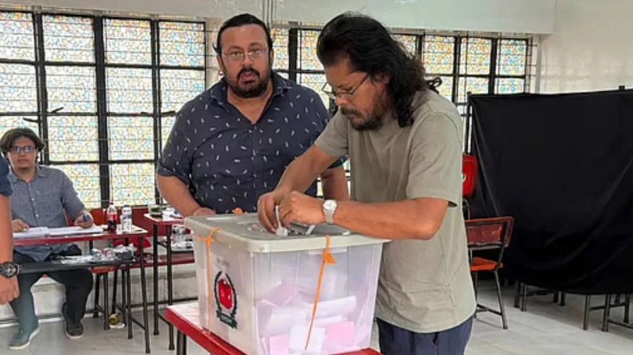 ভোট দিয়ে দেশে শান্তি চাইলেন জেমস