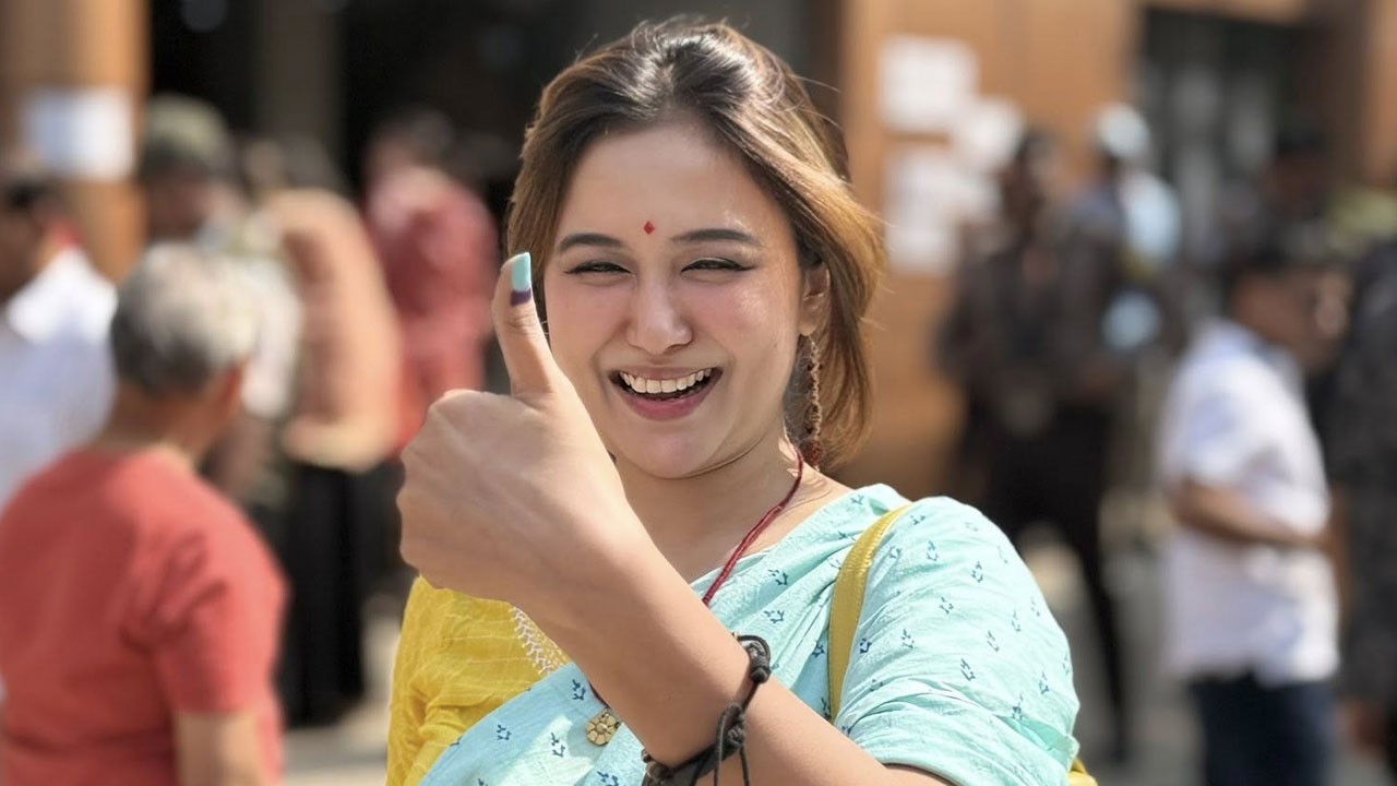 মাত্র ৫ মিনিটেই ভোট দিলেন চমক