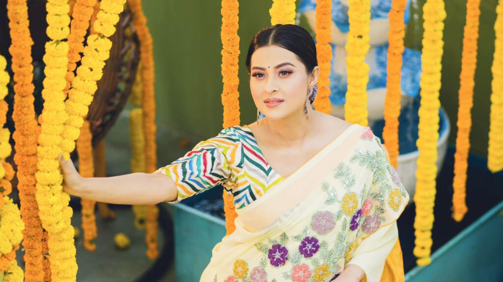 বসন্ত-ভালোবাসায় রঙিন শবনম বুবলী