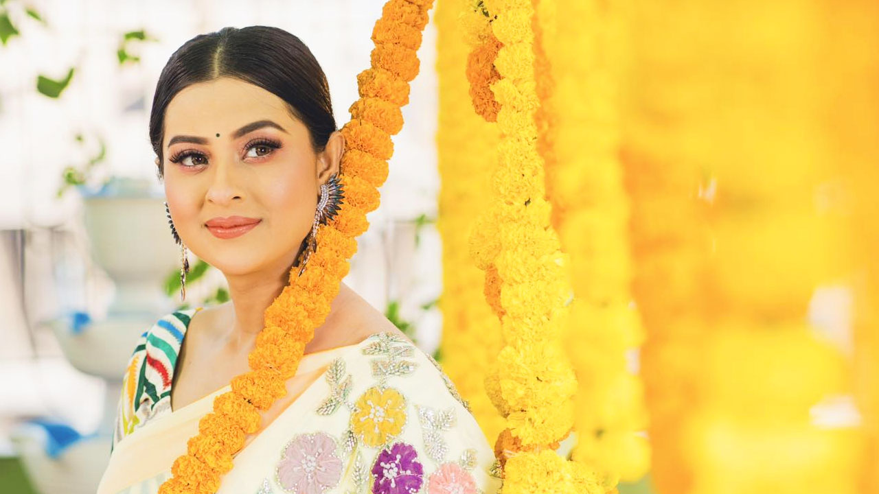 বসন্ত-ভালোবাসায় রঙিন শবনম বুবলী