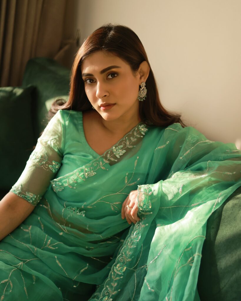 শাড়িতে মেহজাবীনকে কেমন লাগে