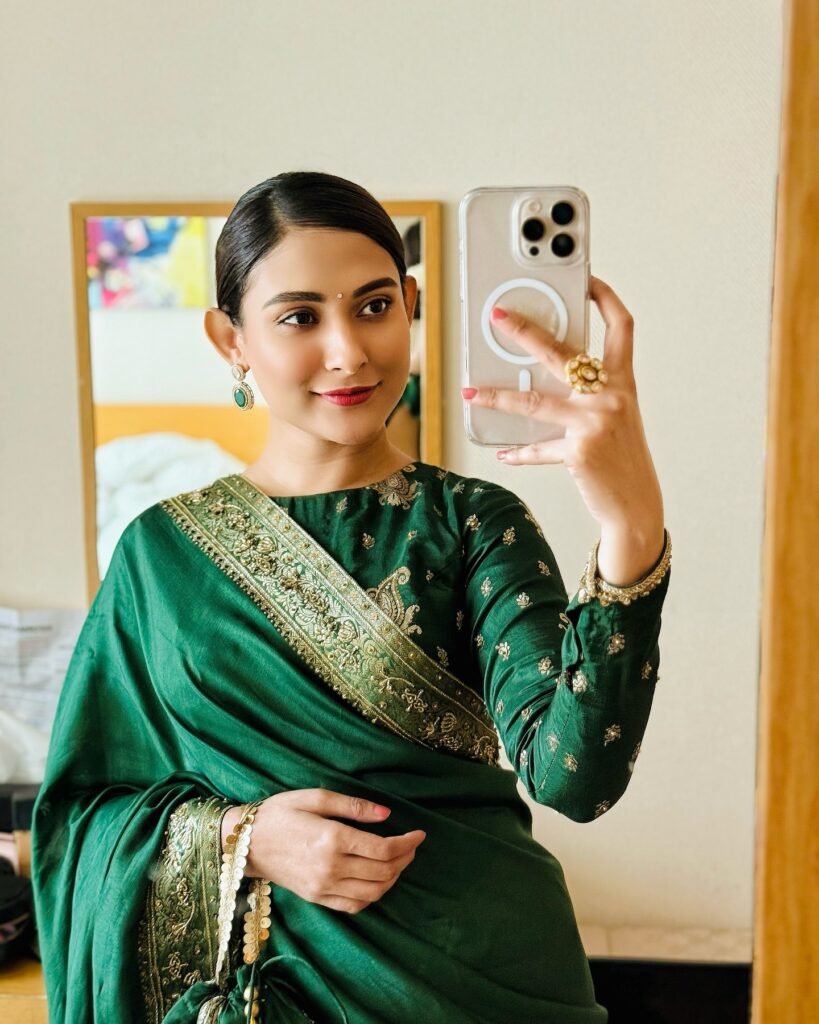 শাড়িতে মেহজাবীনকে কেমন লাগে