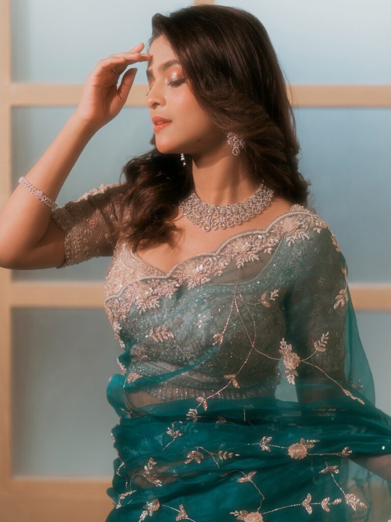 সাদিয়া আয়মান পার করছেন