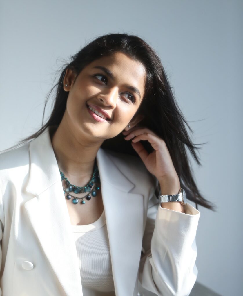 সাদিয়া আয়মান পার করছেন