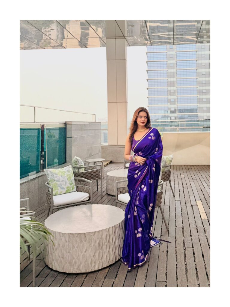 তানজিন তিশার স্নিগ্ধ সাজের