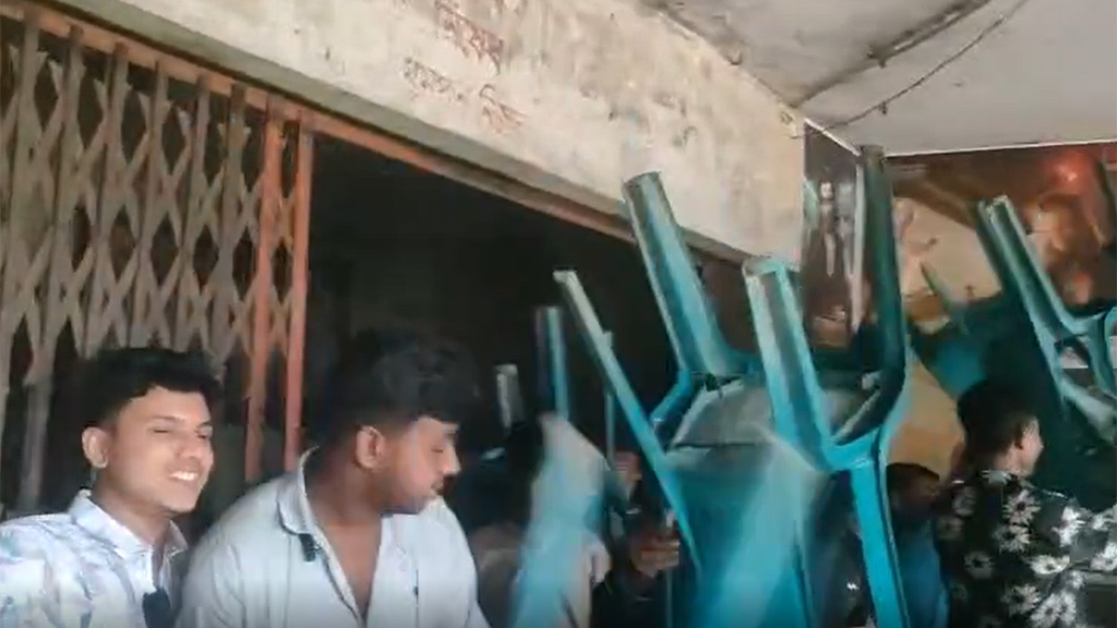 প্রিন্স সিনেমা প্রদর্শনে বিশৃঙ্খলা, হল ভাঙচুর