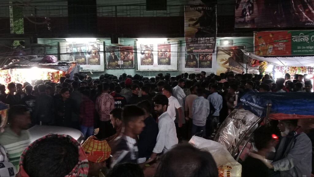 প্রিন্স সিনেমা প্রদর্শনে বিশৃঙ্খলা, হল ভাঙচুর