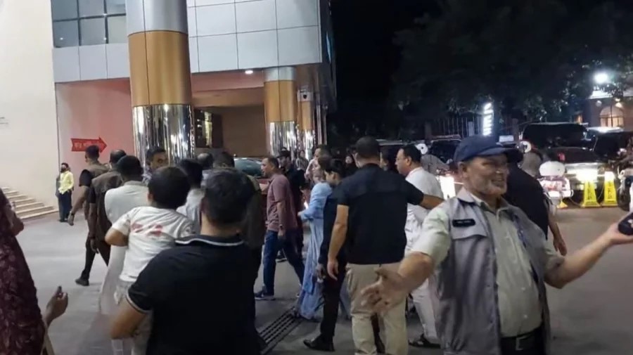 ‘প্রজেক্ট হেইল মেরি’ দেখলেন প্রধানমন্ত্রী