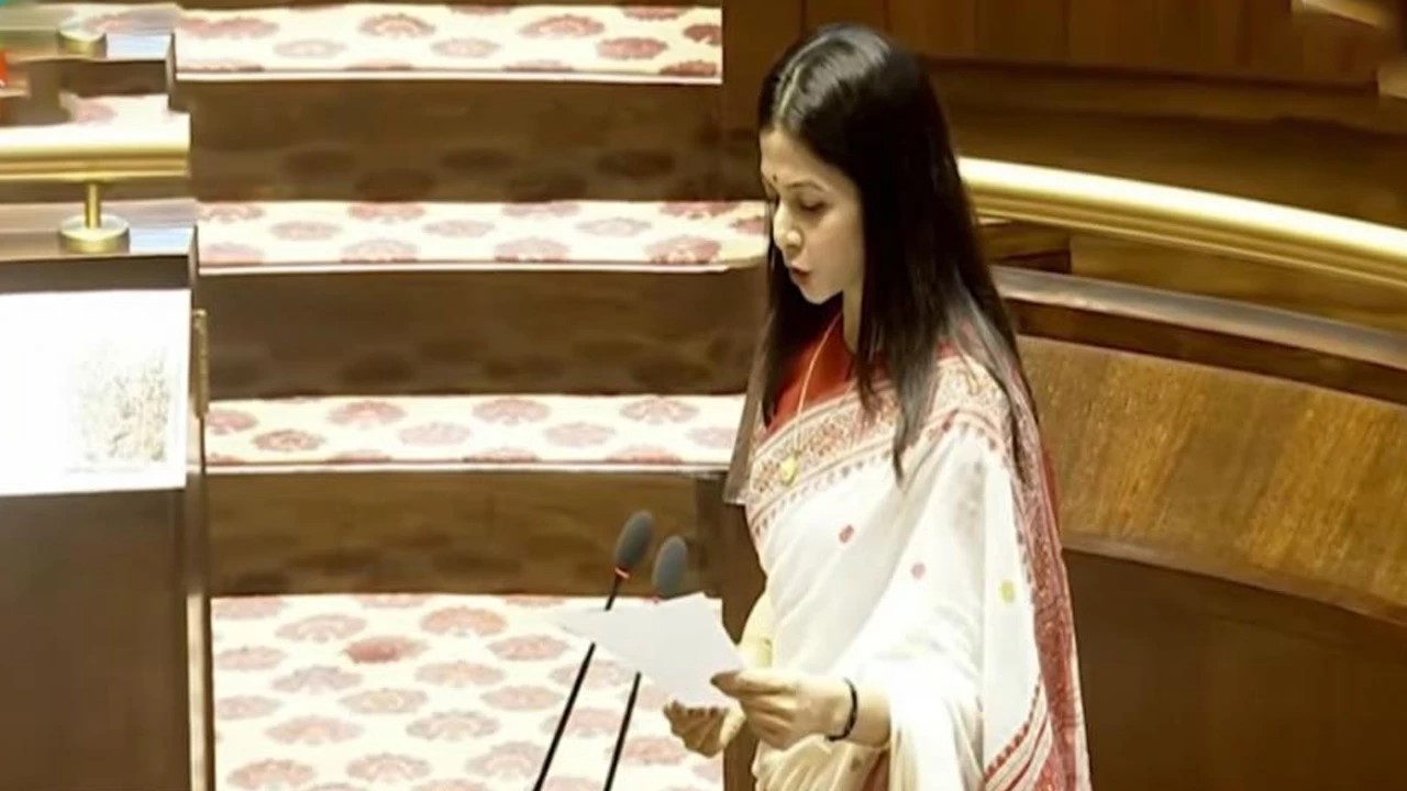 সংসদ সদস্য হিসেবে শপথ নিলেন কোয়েল মল্লিক