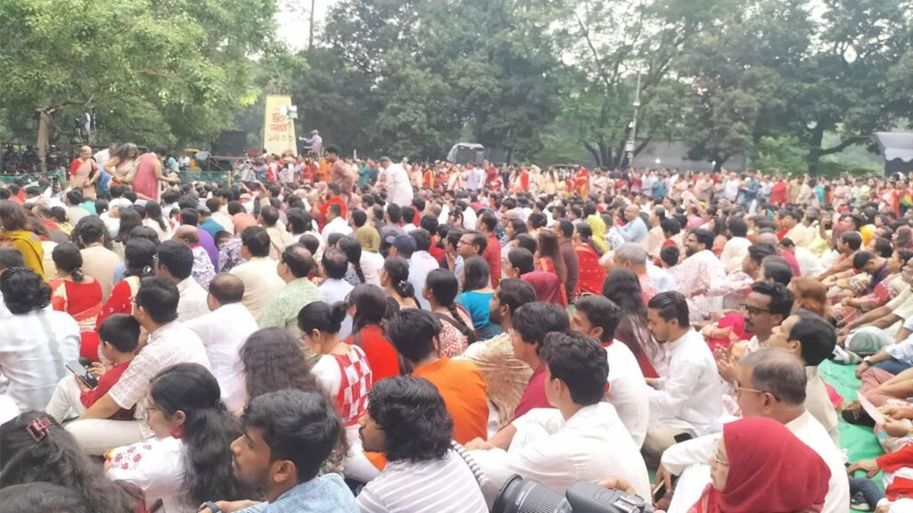 রমনার বটমূলে বর্ষবরণে বর্ণিল আয়োজন