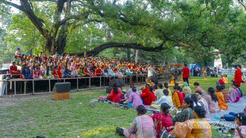 রমনার বটমূলে বর্ষবরণে বর্ণিল আয়োজন