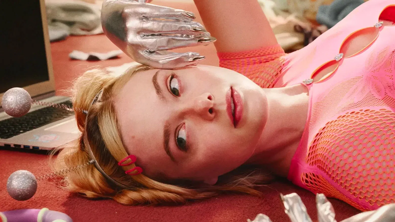 আসছে অভিনেত্রী এল ফ্যানিং এর ‘মার্গোস গট মানি ট্রাবল’