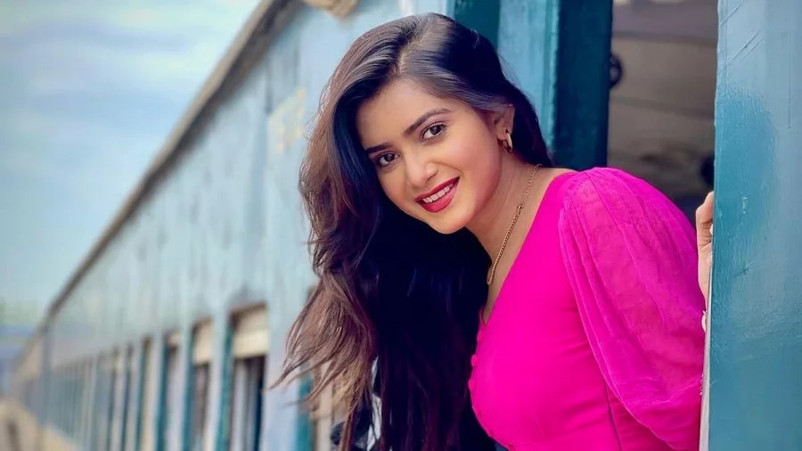 অভিনেত্রী তানজিন তিশার জন্মদিন আজ