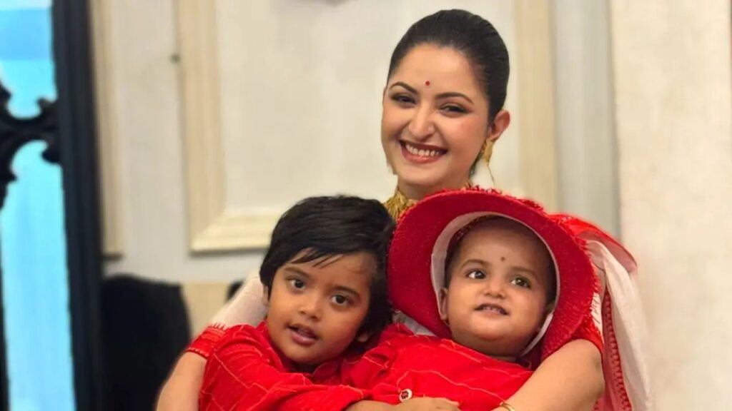 মা দিবসে তারকাদের আবেগঘন স্মৃতিচারণ