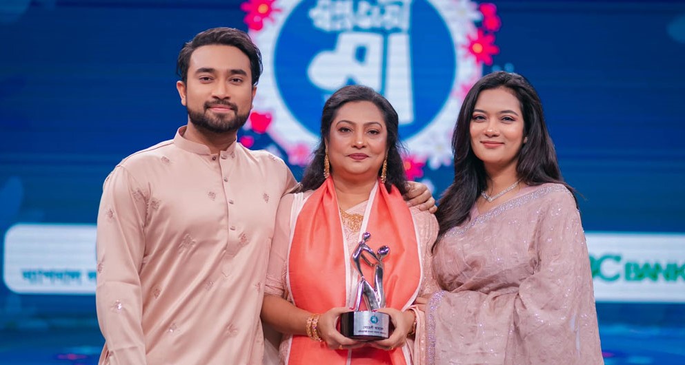 মা দিবসে তারকাদের আবেগঘন স্মৃতিচারণ