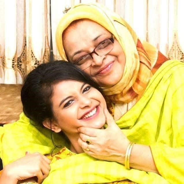 মা দিবসে তারকাদের আবেগঘন স্মৃতিচারণ