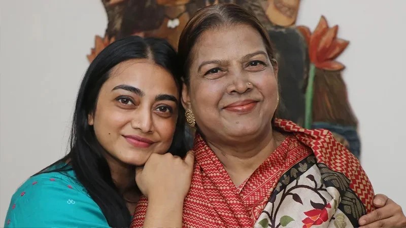 মা দিবসে তারকাদের আবেগঘন স্মৃতিচারণ