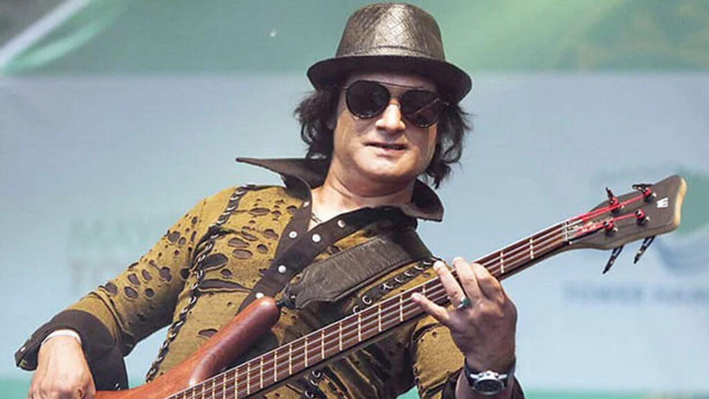 কন্ঠশিল্পী থেকে অভিনয়শিল্পী