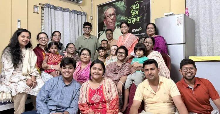 মা ও ৮ ভাইবোনের সঙ্গে অভিনেতা চঞ্চল চৌধুরী