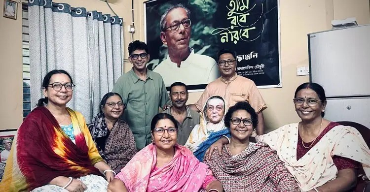 মা ও ৮ ভাইবোনের সঙ্গে অভিনেতা চঞ্চল চৌধুরী
