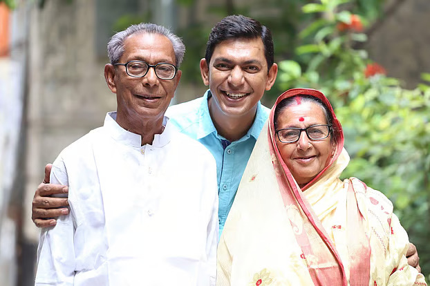 মা ও ৮ ভাইবোনের সঙ্গে অভিনেতা চঞ্চল চৌধুরী