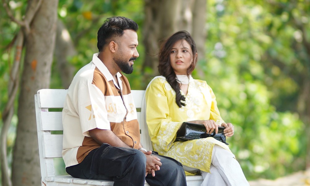 ভ্যানিশিং ম্যান রিটার্নস এ নজর কাড়া তরুণী কে?